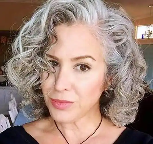 老的女人:白发不染带点卷,妆容精致又得体,气质很高级_奶奶_女性_发型