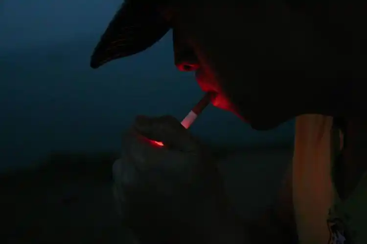 胡潜-夜里吸烟的人