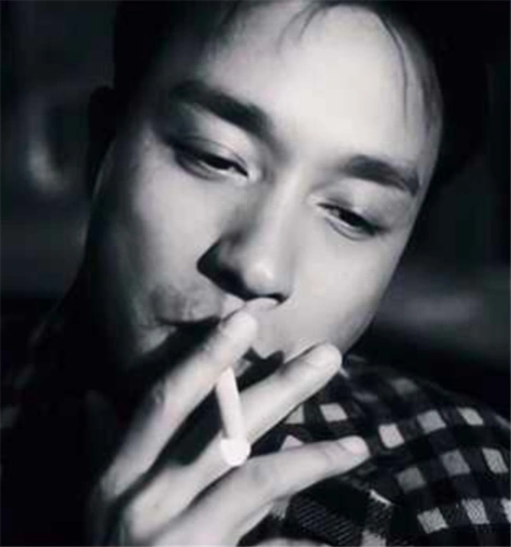 张国荣抽烟,王宝强抽烟,陈冠希抽烟,看到他抽烟:学不来的霸气