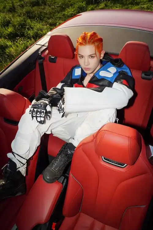 00后黄明昊真会玩!换橘色新发色还不够,穿机车服编垄沟辫更抢镜