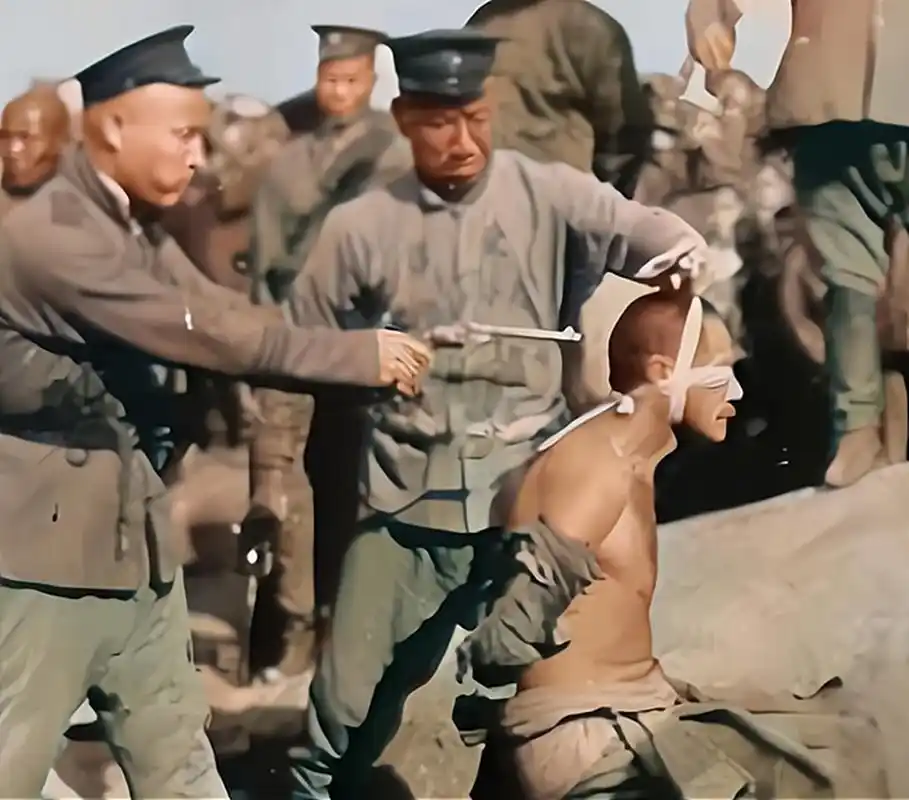 1920年,天津一名犯人被枪毙的现场!有人知道那把枪是什么牌子的吗?