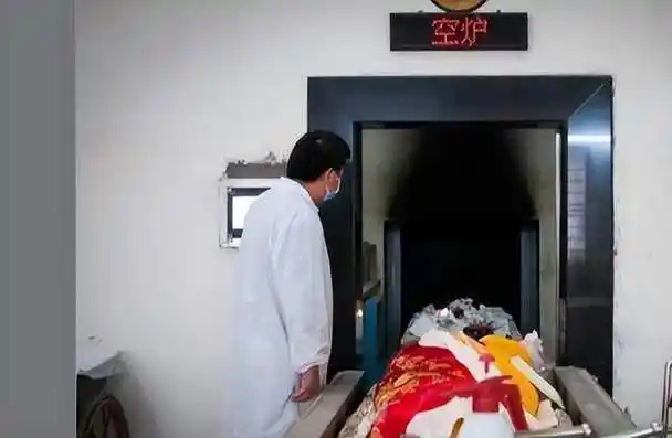 女犯被枪决后,准备火葬时"死而复生",在场人员脸色吓白|尸体|死刑犯