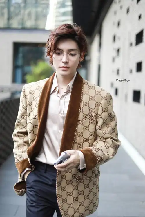 侯明昊复古雅痞眼镜造型