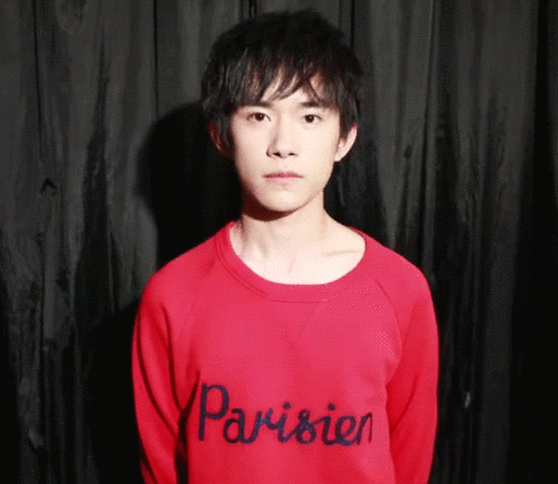 易烊千玺梨涡仰头笑感染力十足