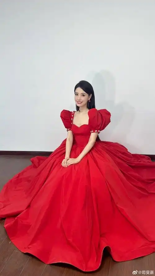 龙腾盛世,瑞气盈门!  大家好,我是司雯嘉.