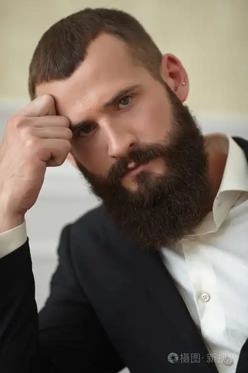 英俊的大胡子的男人