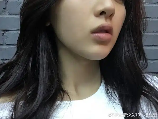 照片中,杨超越素颜出清镜,皮肤细腻,五官精致,清纯可爱;然而另一张