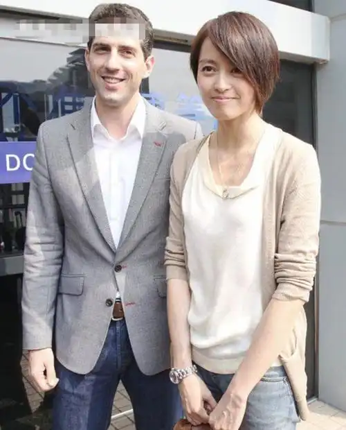 梁咏琪和老公逛街全程抱着女儿父女俩长得超像一家人幸福温馨