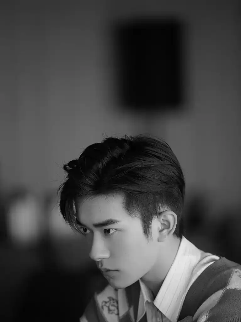 易烊千玺拍意境黑白写真云雾缭绕间平添一丝忧郁与浪漫