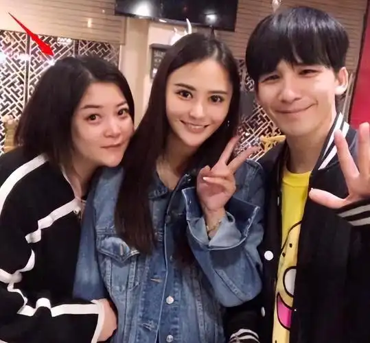 大张伟澳洲被偶遇妻子消瘦明显脚蹬8千元鞋子穿搭很另类