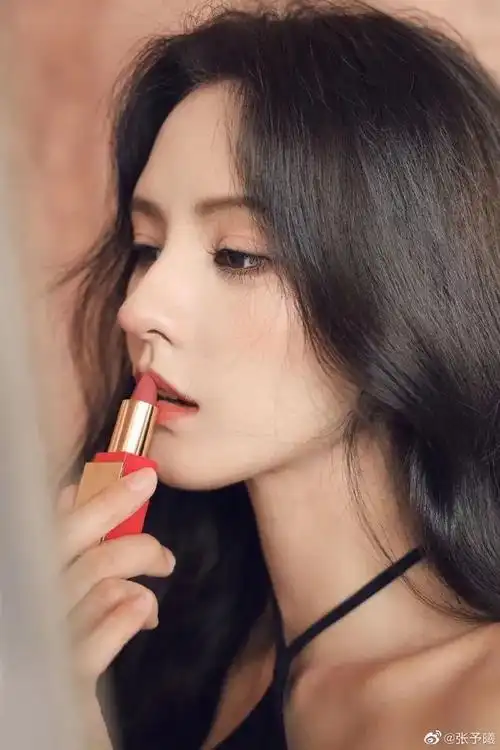 张予曦夏日写真大秀白皙香肩!肤白貌美太性感撩人