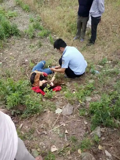 射阳盘湾境内发生车祸,年轻女子被甩出车外,当场死亡