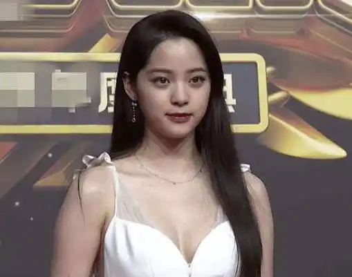 有一种早熟叫欧阳娜娜穿v领礼服网友真的只有19岁