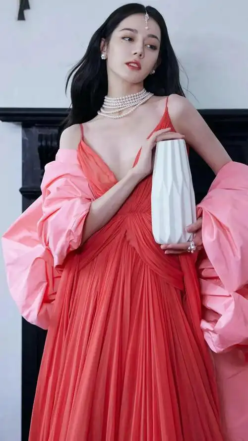 迪丽热巴真有公主范,穿泡泡袖红裙戴6层珍珠项链,甜美又贵气|蕾丝|穿