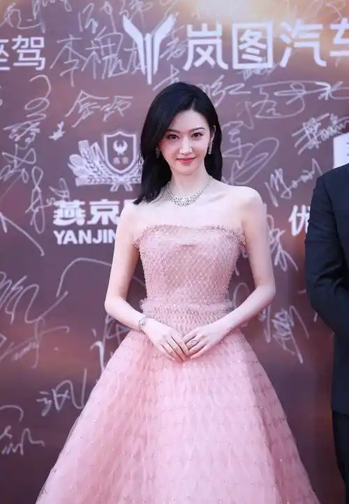 景甜这件47888元的粉色亮片飘逸连衣裙,甜美与纯真完美结合!