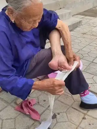也不知道小的时候受了多少痛苦,才变成了现在的这双小脚#关爱老人