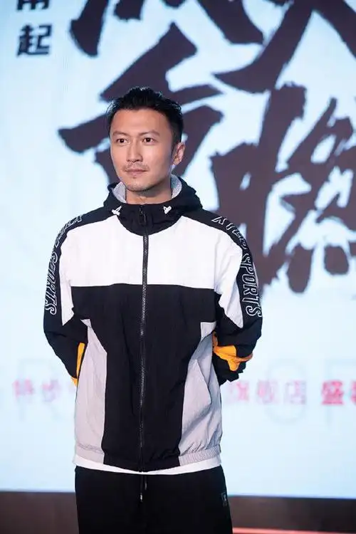 谢霆锋终于留起了小胡子再梳个背头见识了什么叫男人味