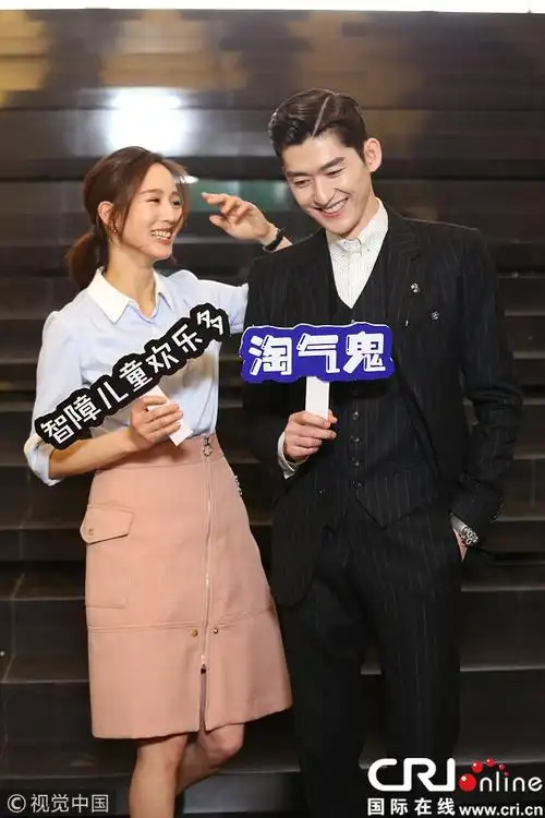 张钧甯搭张翰肩亲密热聊甜笑嘟嘴卖萌变表情包