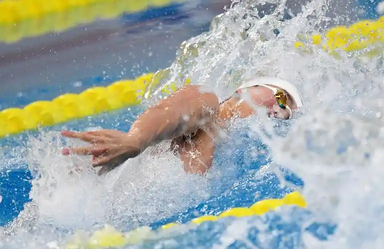 游泳——全国冠军赛:何峻毅获男子100米自由泳冠军