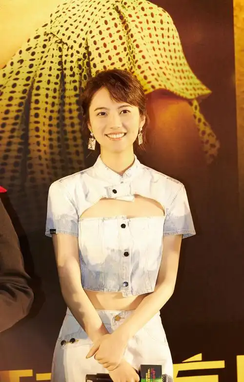 姜珮瑶甜飒牛仔装亮相热带往事首映礼与彭于晏相互取暖