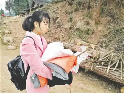 2月15日下午,与父亲僵持在村口的土路上,小笒抱着为上学准备的衣物