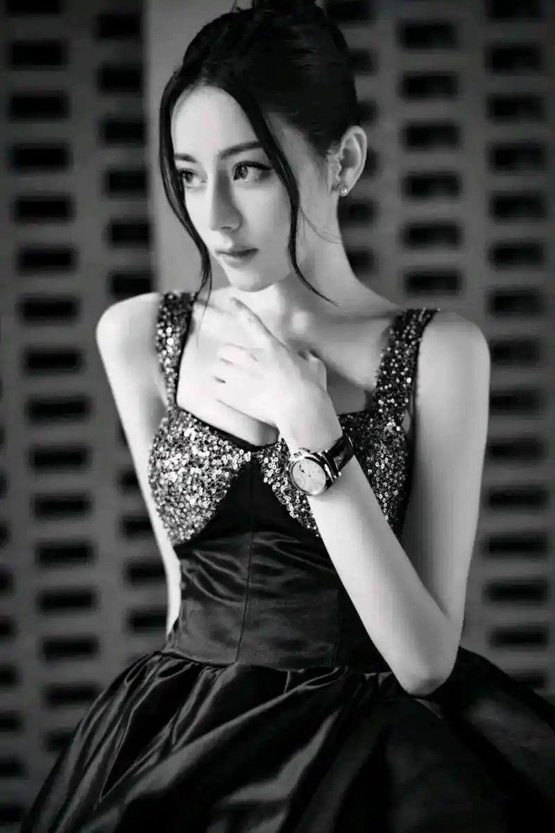 迪丽热巴|黑色镶钻礼服封神!不愧是路透都杀疯了的美貌