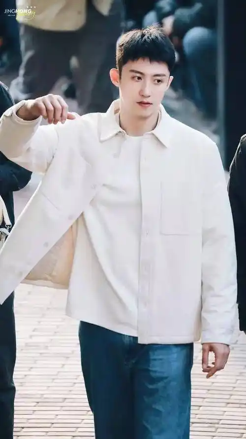 黄景瑜最新路透图曝光,白色衬衫搭配牛仔裤,清爽迷人