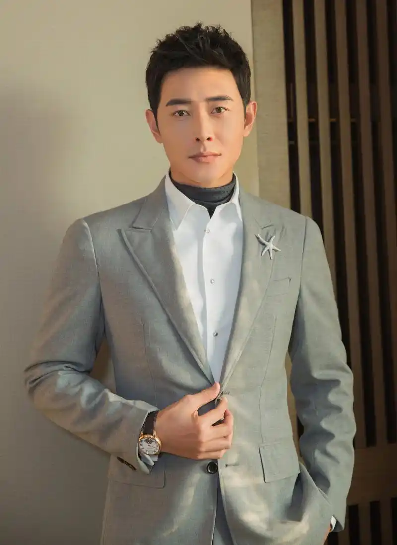 p>罗晋,1981年11月30日出生于江西省宜春市铜鼓县,中国内地影视男演员