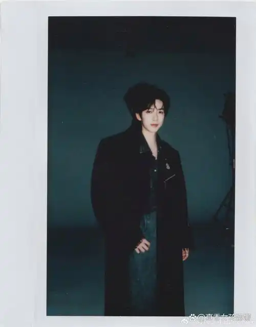 贺峻霖# 贺儿的拍立得照片好帅呀,这两套造型拍的都好有氛围感,颜控