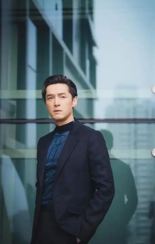 40岁的胡歌:"毁过容",却拥有"整容式"的穿搭,到老也不油腻