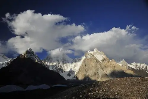 伽舒布鲁姆四峰 gasherbrum iv峰  g4右侧阳光普照的山峰是g5--7147