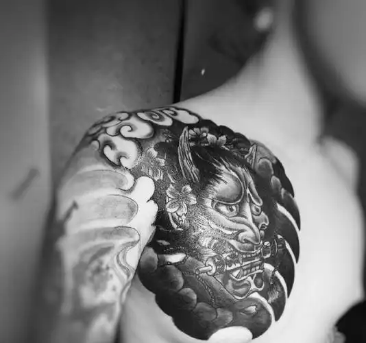 超级霸气的黑白半甲般若纹身图案