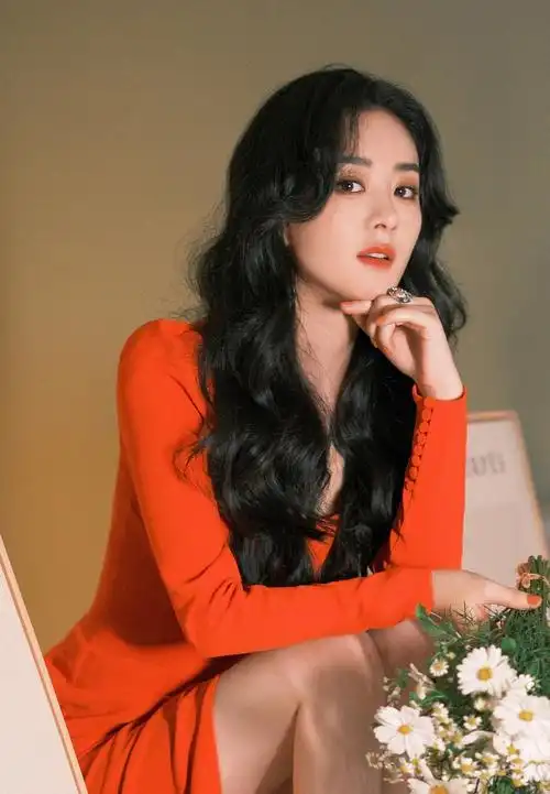 赵丽颖身穿红色紧身裙尽显身材大波浪卷发似港风美人