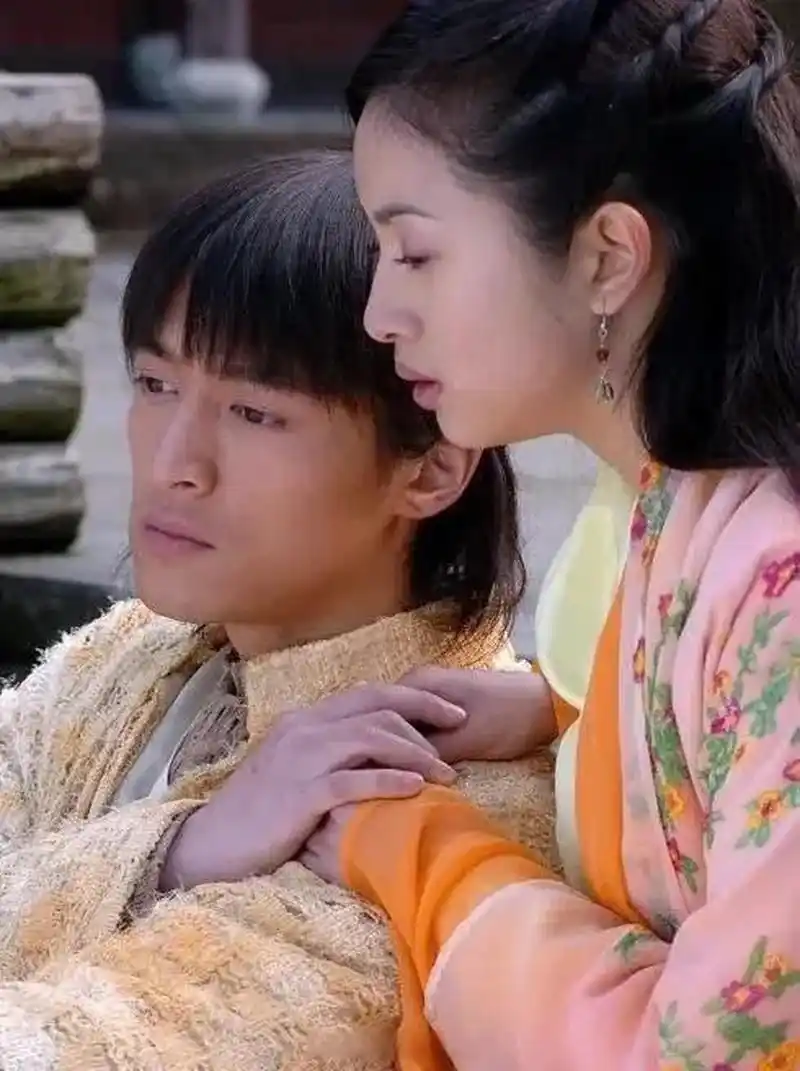 分享一组天外飞仙剧组花絮图,12年前的胡歌和林依晨也太好看了吧