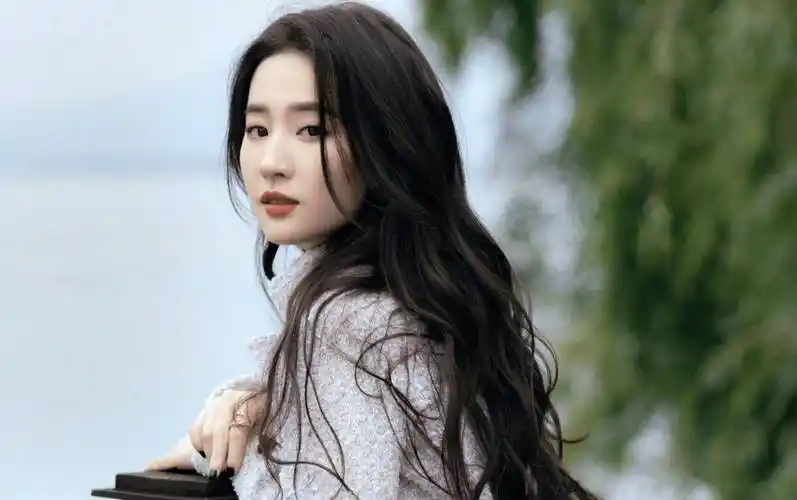 刘亦菲一直以来都是备受瞩目的娱乐圈明星,她的每一个动态都会引起