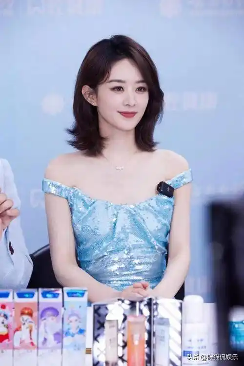 赵丽颖一身蓝色长裙,配上齐肩短发和甜美的笑容,魅力四射.