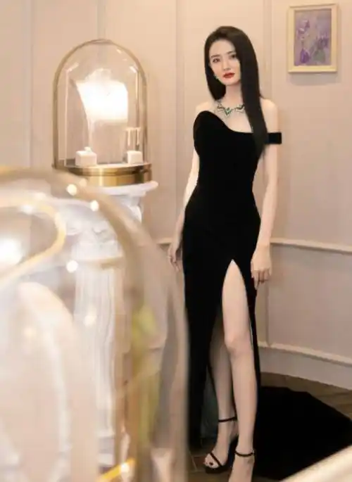 徐璐出行排场大,两排保镖帮开路,项链价值一辆车,还晒满屋礼服