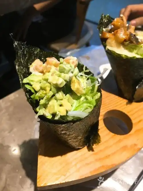 牛油果三文鱼手卷