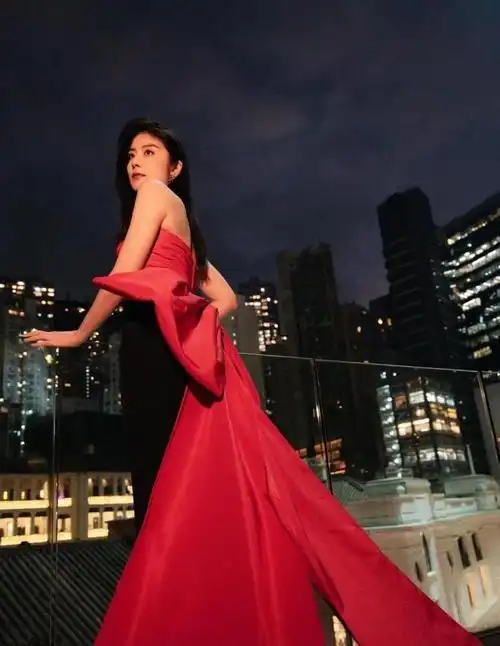 陈慧琳状态真好穿红裙艳而不俗未褪去绝世佳人的美誉