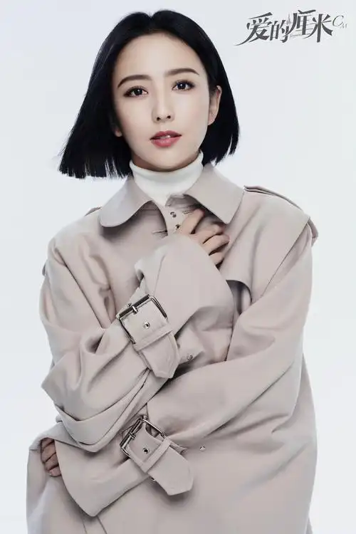 佟丽娅新剧演机长,穿搭都好潮,驼色风衣配印花衬衫帅气又时髦