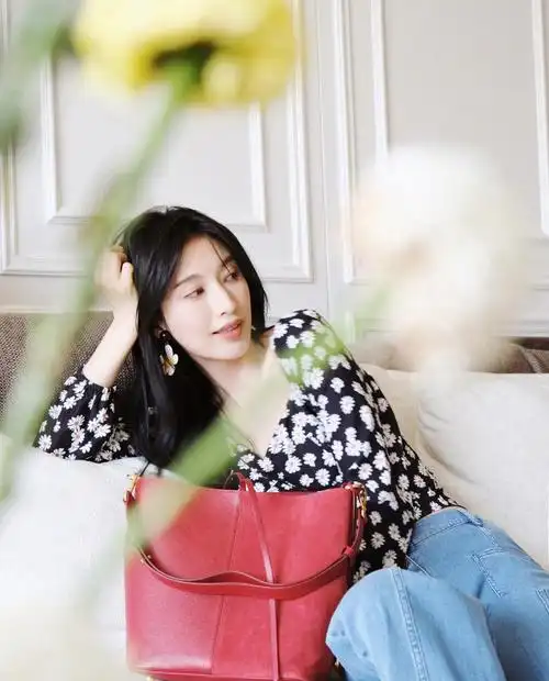 街拍摩托车(张俪可是太迷人了,一身复古造型穿出大长腿,坐摩托车上帅