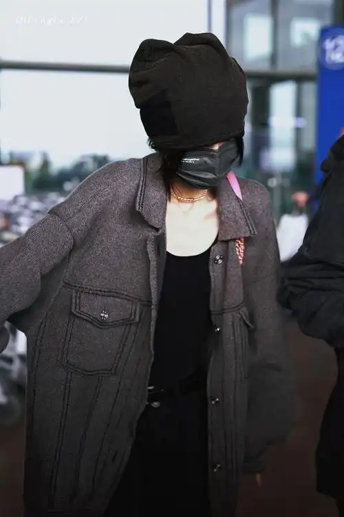 张子枫结束时装周行程返回北京机场路透