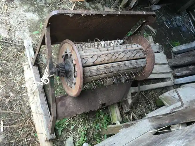 老旧的小型打谷机