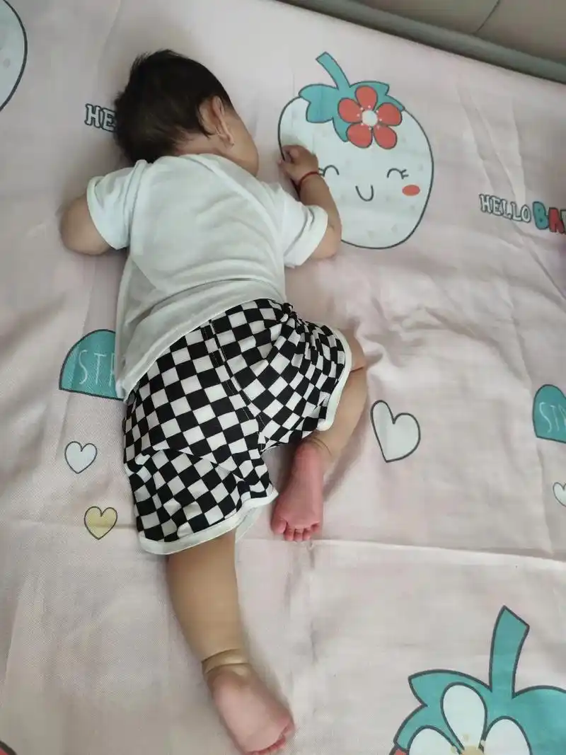 宝宝日常之奇奇怪怪的睡觉姿势.所以宝宝出生时候 婆婆一句跟他 - 抖