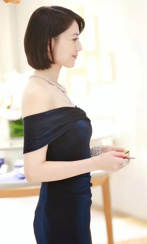 高圆圆戴昂贵珠宝现身西安, 穿黑色紧身裙展露迷人细腰