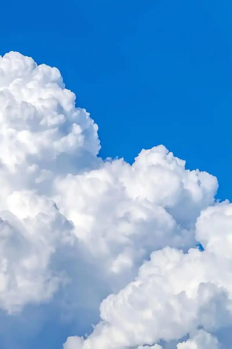 初秋的天空与棉花糖般的云朵相遇,是对秋高气爽最好的诠释,当我 - 抖