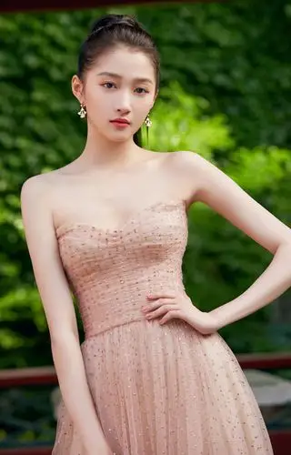 原创23岁关晓彤清纯中透着性感展现出轻熟的韵味