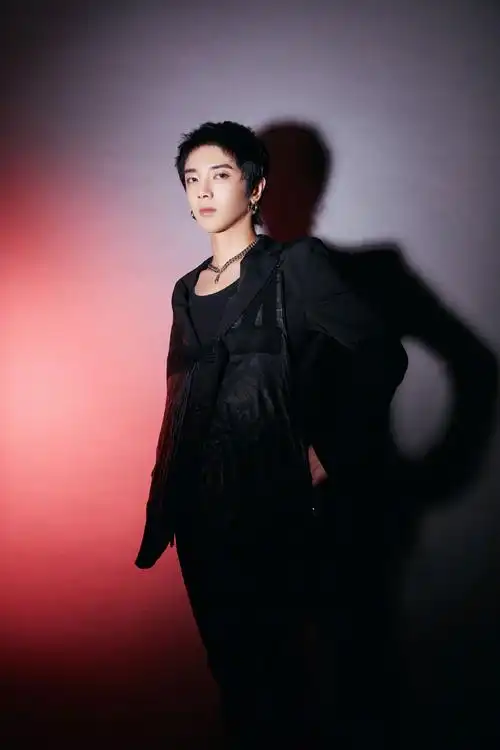 华晨宇修身西装光影大片写真图片79