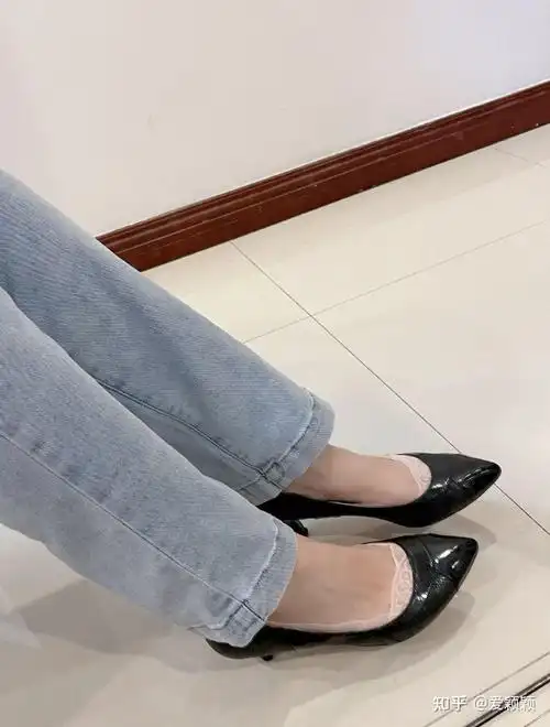 黑色高跟鞋搭配什么颜色袜子好看?