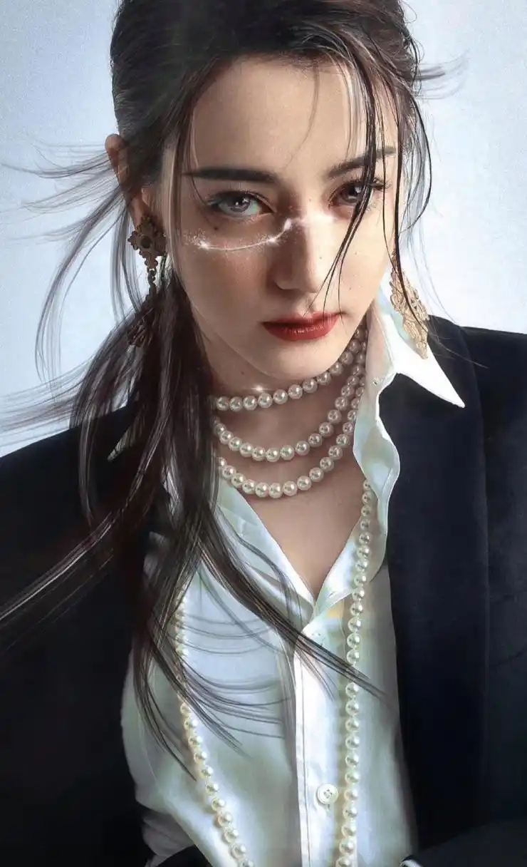 迪丽热巴戴珍珠项链,适配度好高啊.  #迪丽热巴